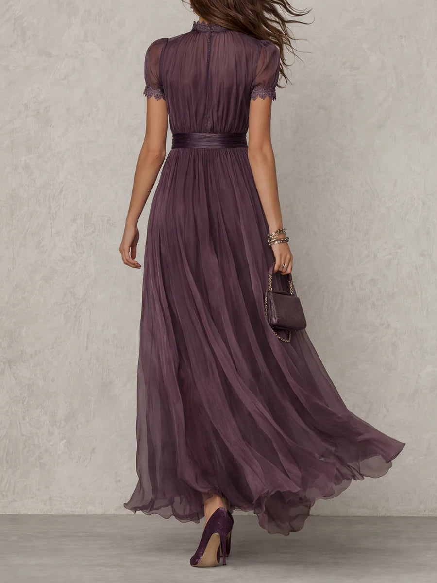 Elegante paarse dames maxi-jurk met luxe kanten details, romantische pofmouwen en klassieke staande kraag.