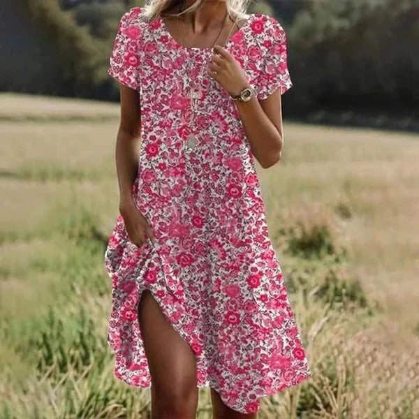 Oversized dames midi jurk met korte mouw, ronde hals en een unieke asymmetrische zoom, ideaal voor de zomer.