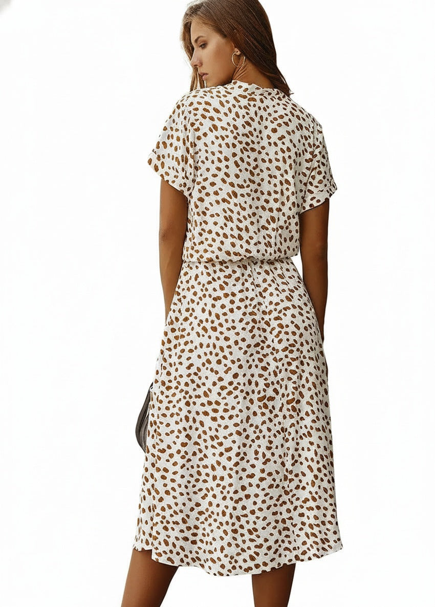Dames midi jurk met korte mouwen, V-hals en stippenprint. Ideaal voor de zomer.