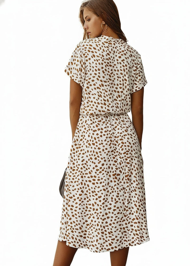Dames midi jurk met korte mouwen, V-hals en stippenprint. Ideaal voor de zomer.