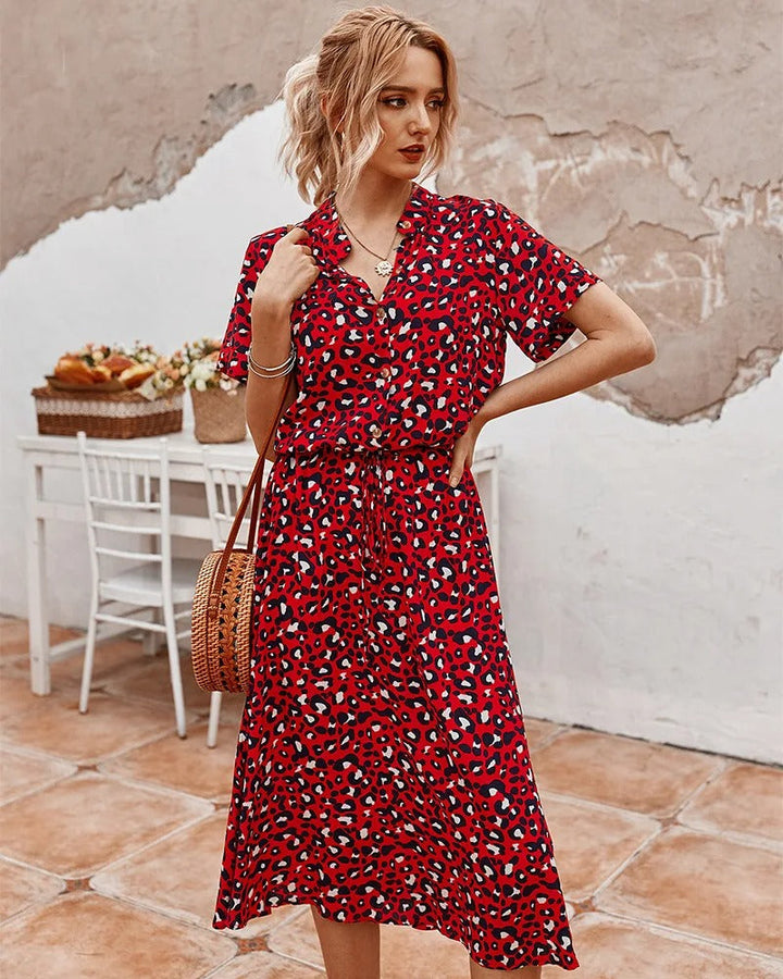 Klassieke stippenprint midi jurk voor dames, korte mouw en V-hals. Tijdloze elegantie.
