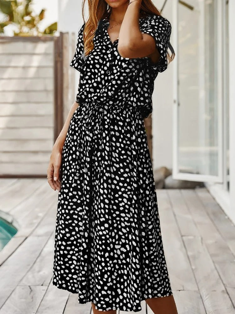 Zomerse dames midi jurk met V-hals, korte mouw en trendy stippenprint. Ideaal voor warm weer.