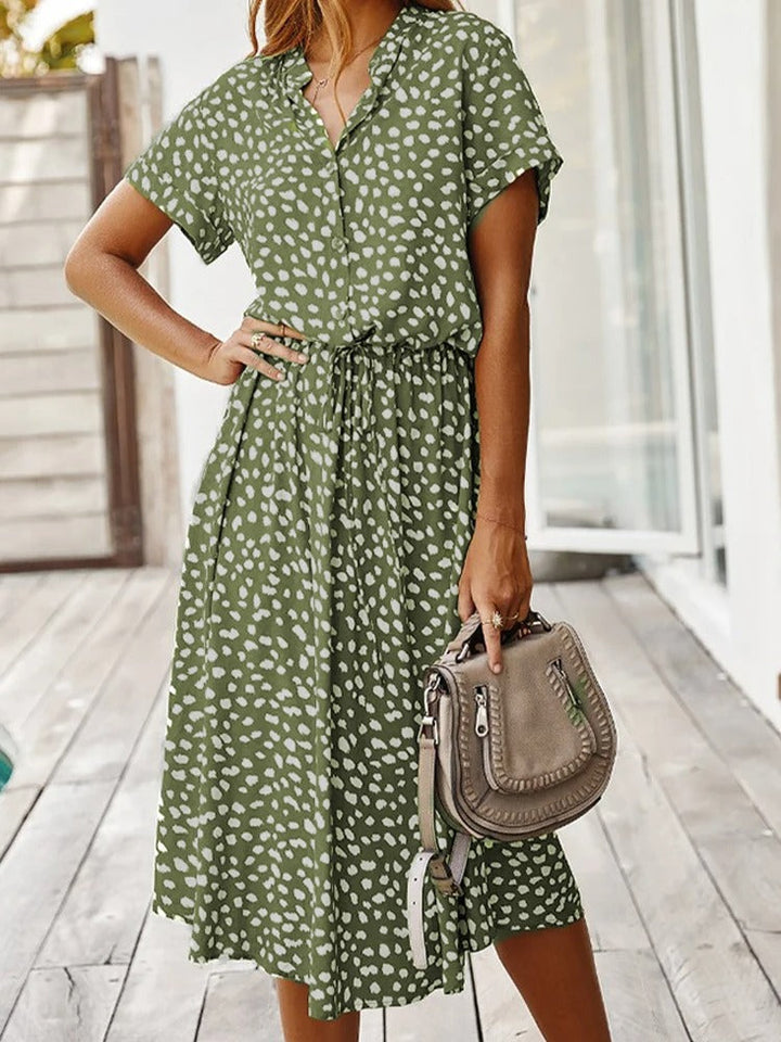 Trendy dames zomerjurk, midi model, korte mouw, diepe V-hals en moderne stippenprint.