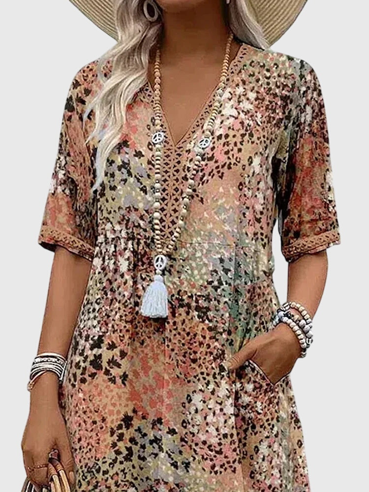 Trendy dames midi jurk met bloemenprint, V-hals en korte mouwen. Perfecte zomerjurk, casual of feestelijk te dragen.