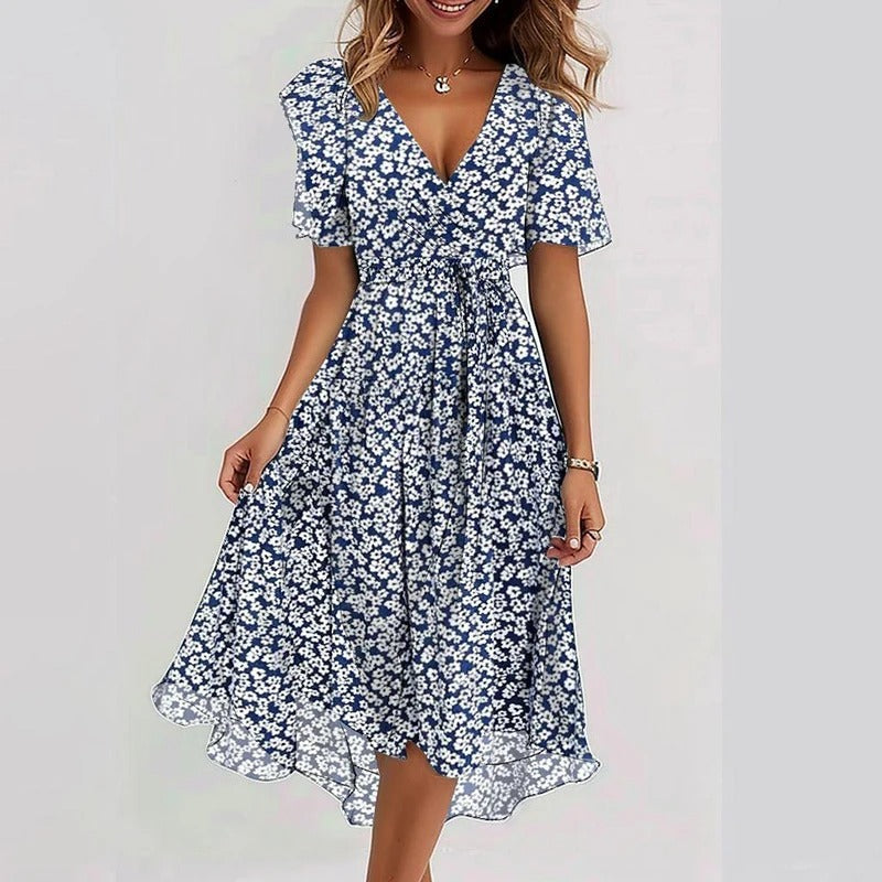 Feestelijke dames midi jurk met sierlijke vlindermouwen, diepe V-hals en een mooie bloemenprint. Met strikceintuur.