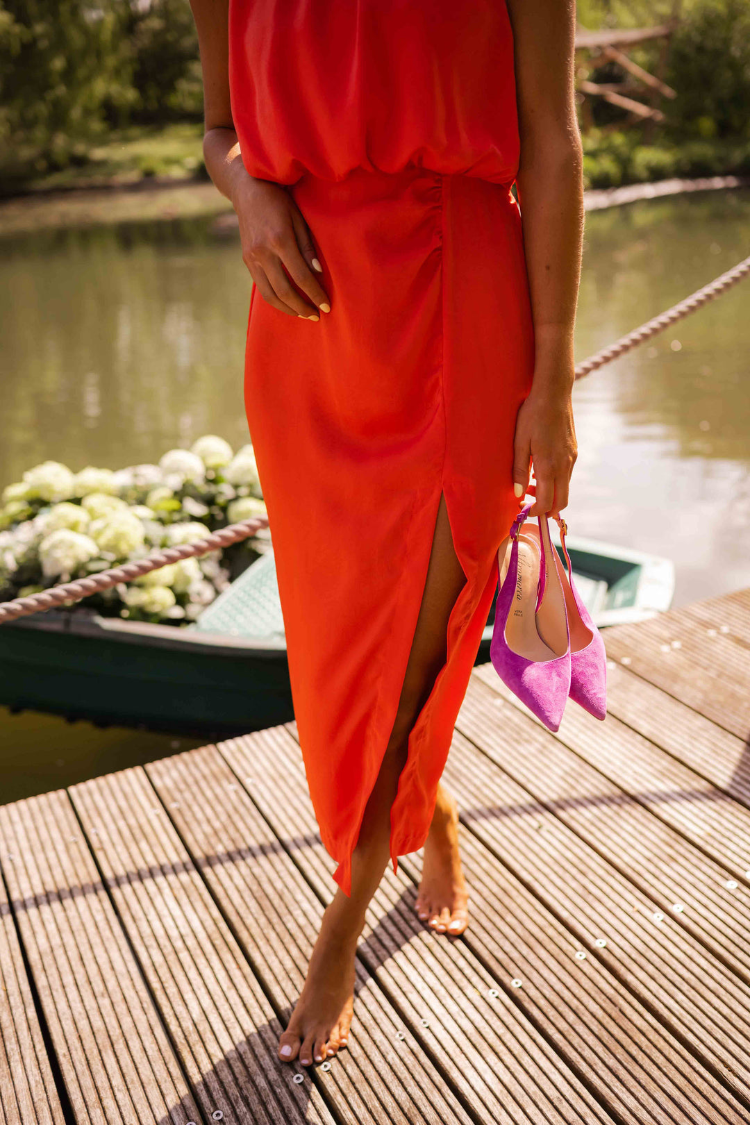 Zomerse gele midi jurk voor dames, perfect met halskraag en beensplit. Ideale feestjurk.