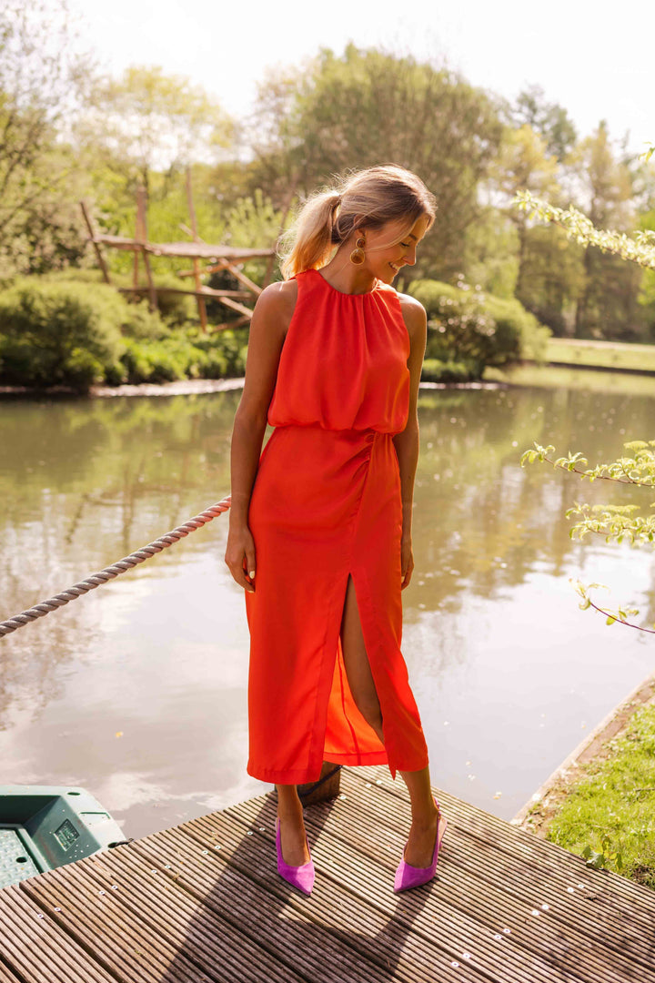 Gele elegante zomerjurk voor dames, midi lengte, met halskraag en beensplit voor een chique look.