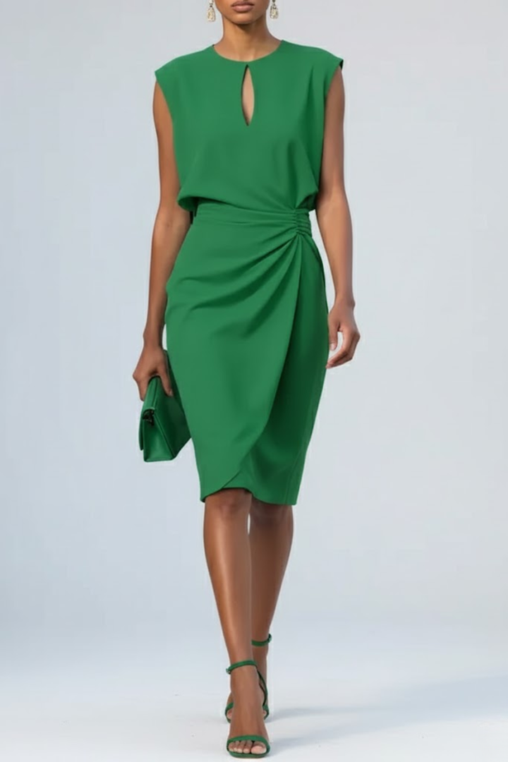Modieuze dames midi-jurk, mouwloos, keyhole en ruches die asymmetrische details accentueren voor een moderne look.