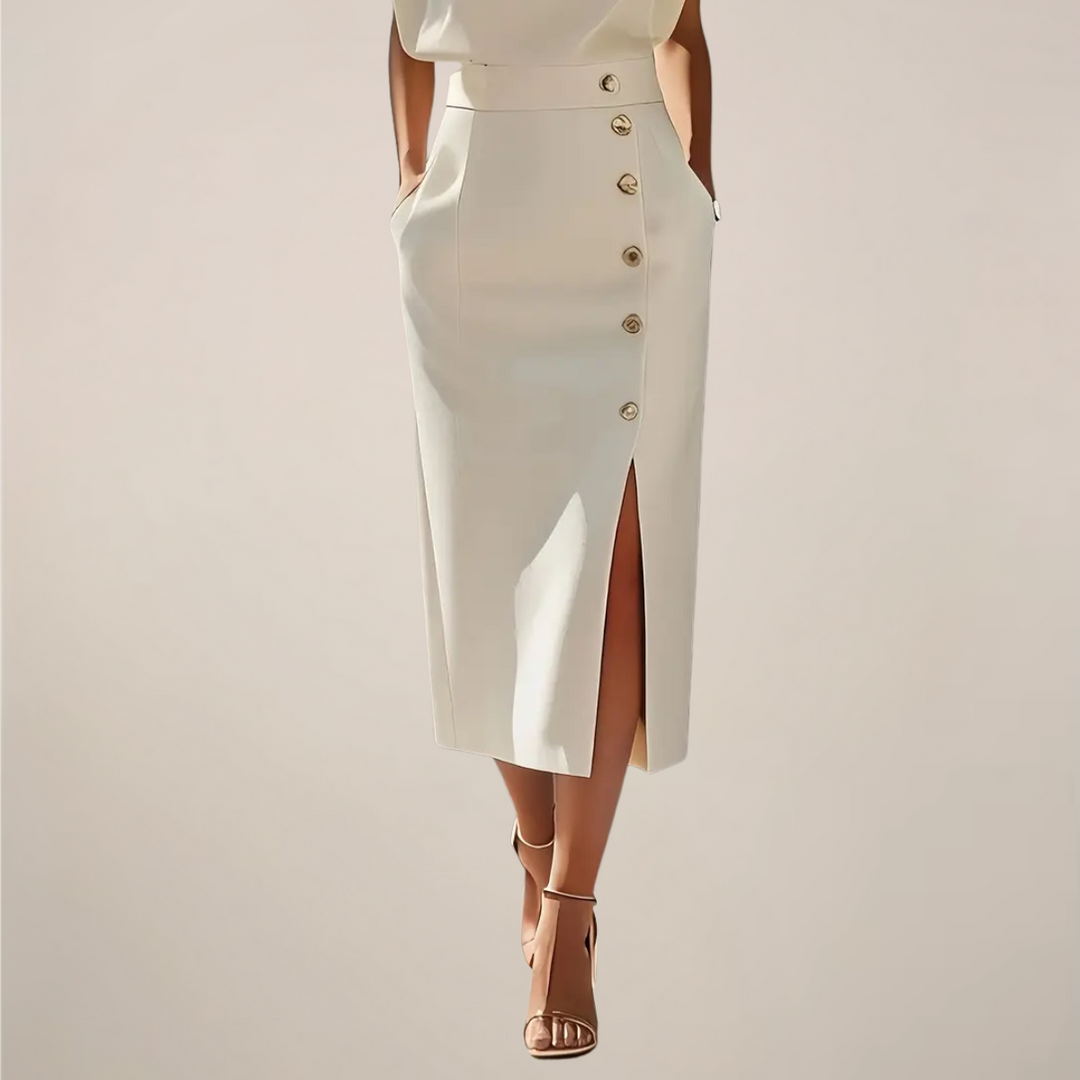 Zomerse mouwloze zwarte midi jurk met gouden knopen en een elegante split. Comfortabel en stijlvol.