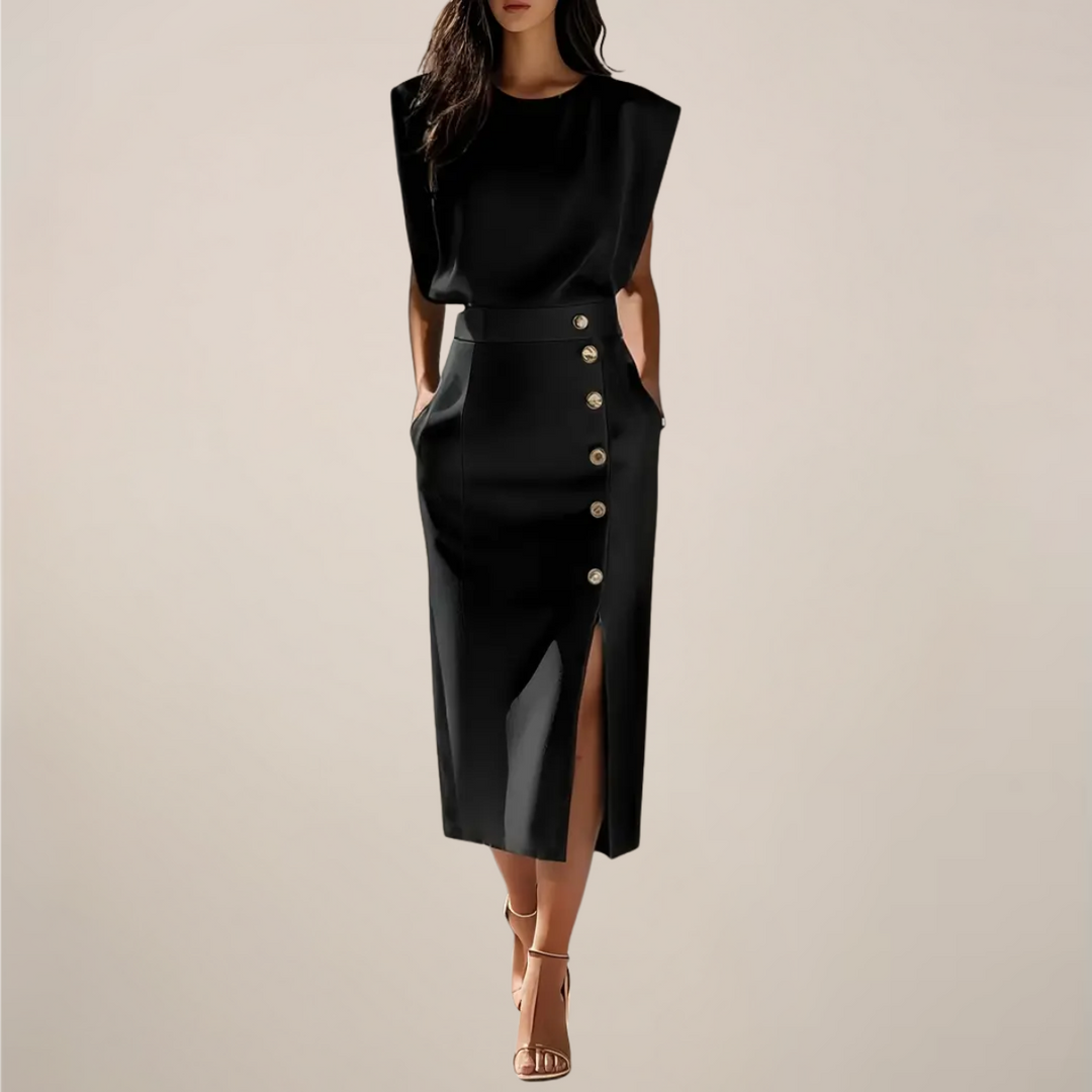 Veelzijdige crème midi jurk met mouwloze pasvorm, gouden knopen en split. Perfect voor zomer en kantoor.