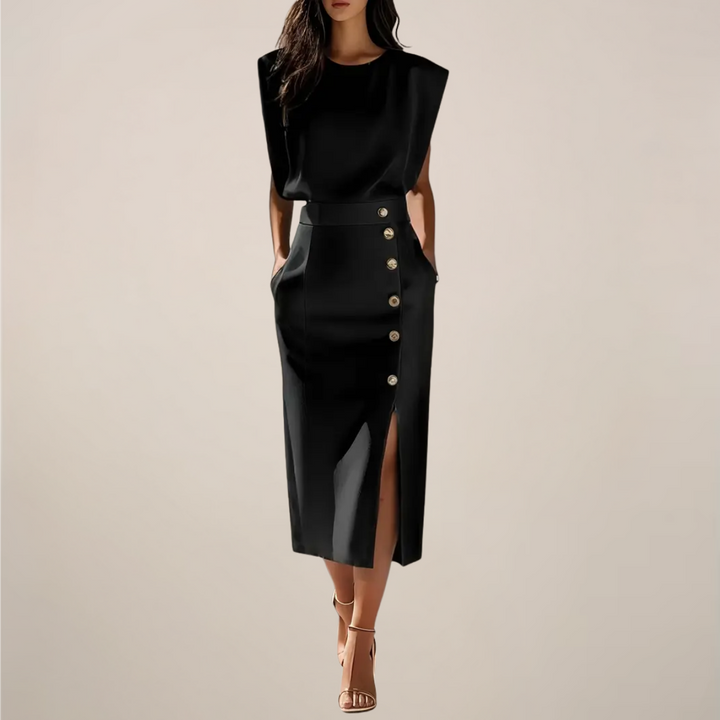 Veelzijdige crème midi jurk met mouwloze pasvorm, gouden knopen en split. Perfect voor zomer en kantoor.