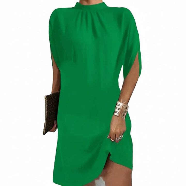 Dames mini jurk met vleermuismouwen en elegante hoge kraag, perfect voor avondjes uit.