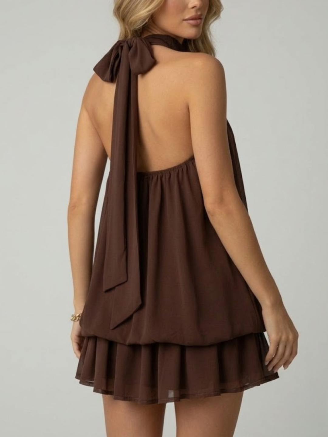 Casual en stijlvolle mouwloze dames jurk met halternek en dubbele ruche zoom. Comfortabele zomerkleding.