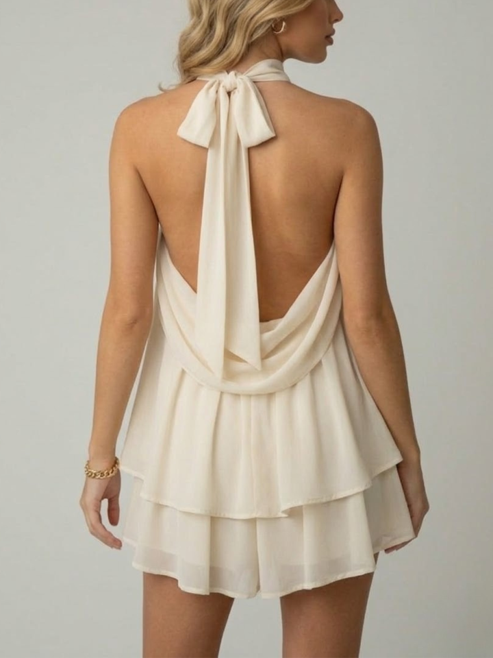 Feestelijke dames jurk met open rug, halternek en dubbele ruche zoom. Ideaal voor speciale gelegenheden.