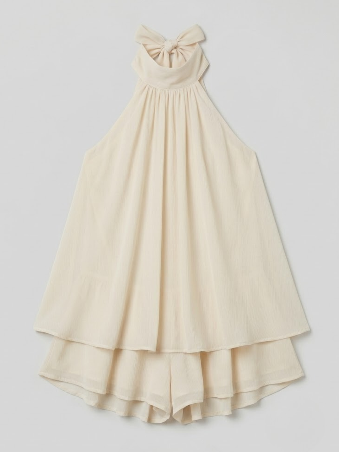Stijlvolle dames mini jurk met halternek en ruche zoom. Een vrolijke en elegante toevoeging aan je garderobe.