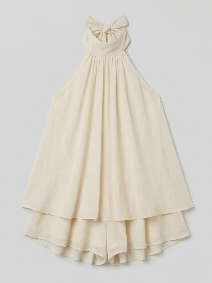 Stijlvolle dames mini jurk met halternek en ruche zoom. Een vrolijke en elegante toevoeging aan je garderobe.