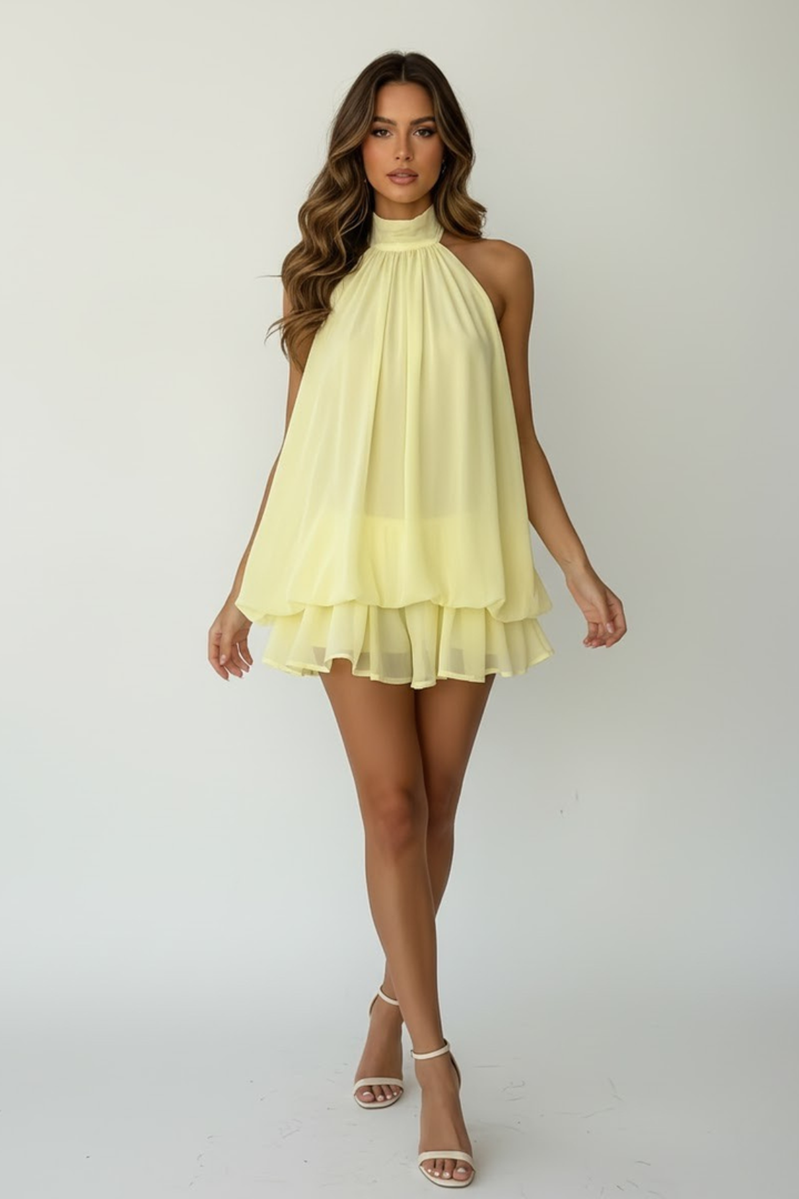Dames mini jurk met halternek en dubbele ruche zoom, ideaal als zomerjurk of feestjurk.