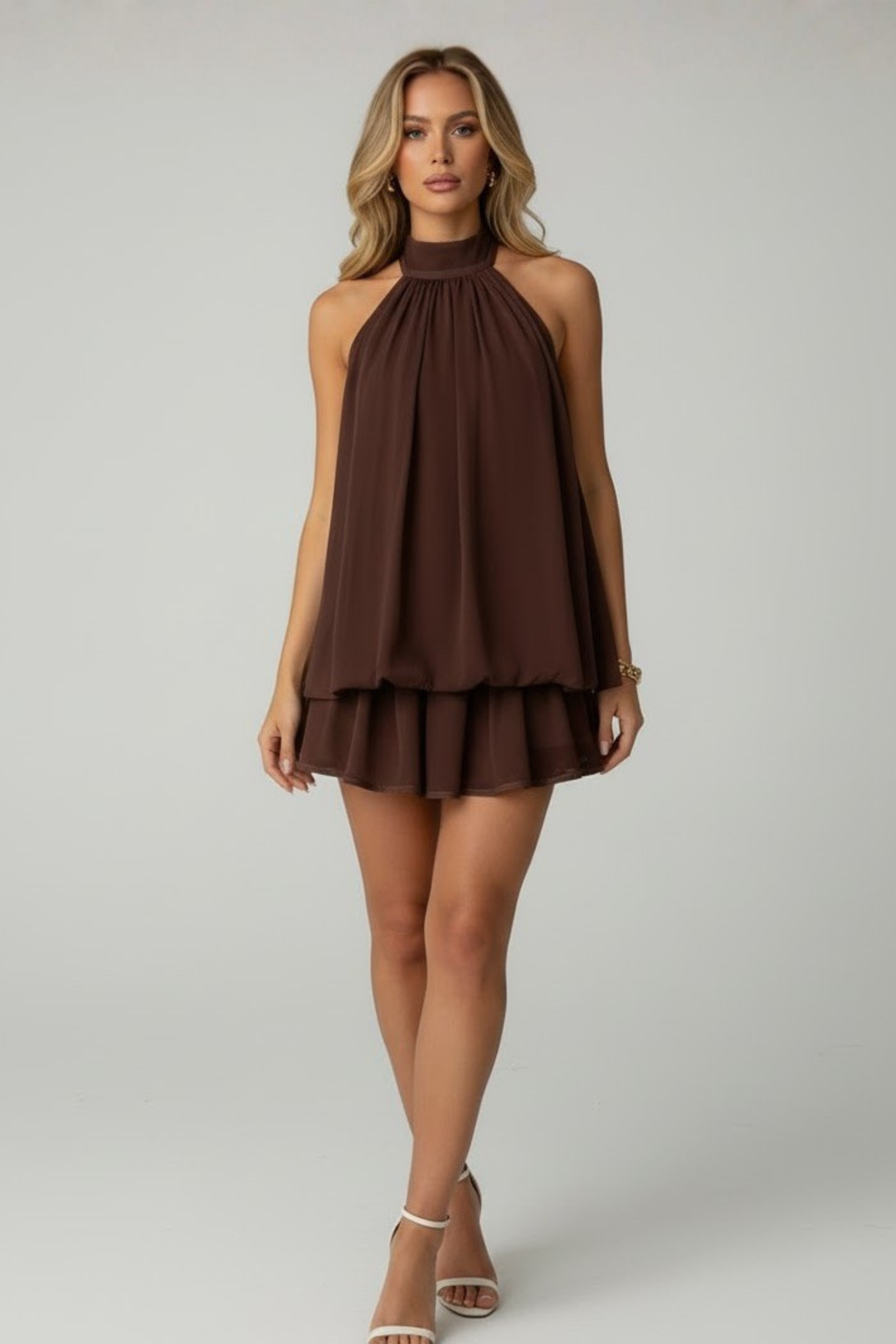 Chique dames feestjurk, mouwloos, met verfijnde halternek en dubbele ruche details. Perfecte avondkleding.