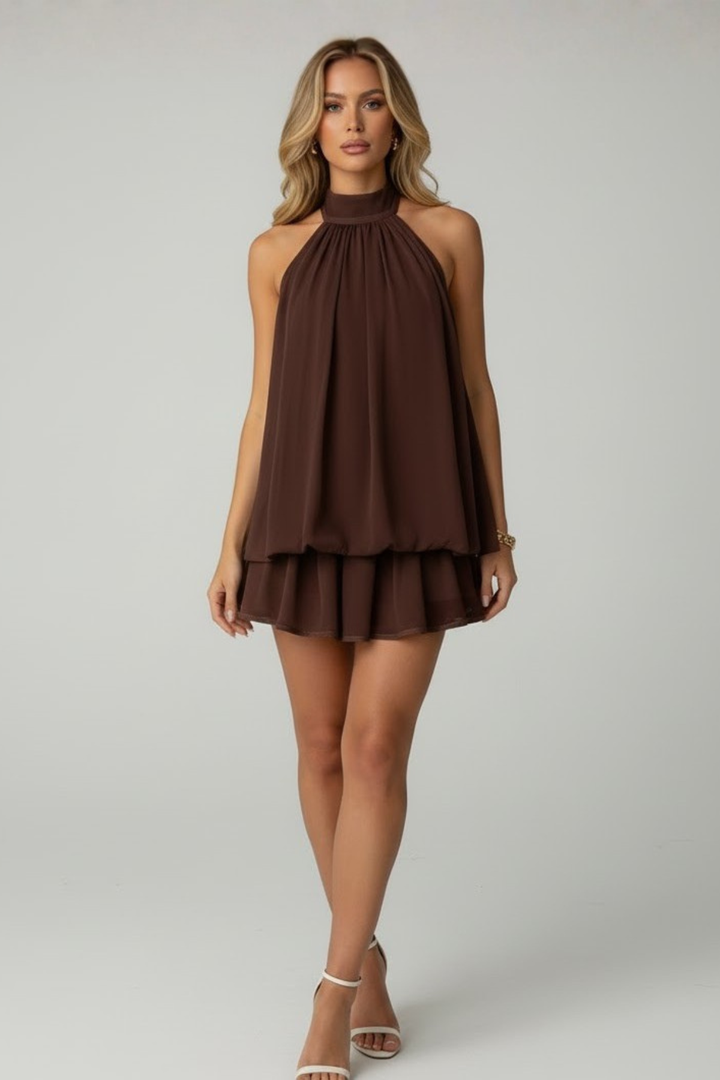 Chique dames feestjurk, mouwloos, met verfijnde halternek en dubbele ruche details. Perfecte avondkleding.