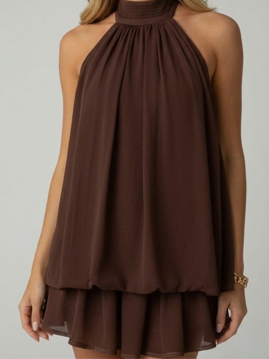 Luchtige dames mini jurk met open rug, halternek en ruche zoom. Een elegante keuze voor warme dagen.