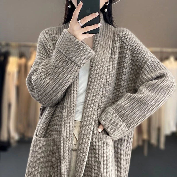 Lichtgrijze dames lange cardigan, open model. Een veelzijdig en comfortabel damesvest voor casual chic.