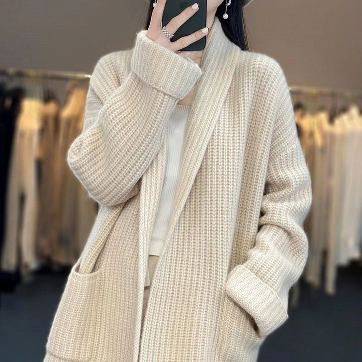 Zwarte lange damesvest met open voorkant. Comfortabel en veelzijdig voor een elegante gelaagde look.