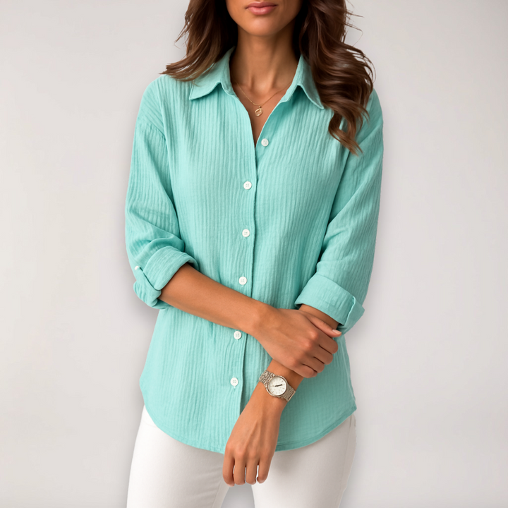 Stijlvolle dames blouse met oprolbare mouwen en knoopsluiting, perfect voor elke gelegenheid van lente tot zomer.