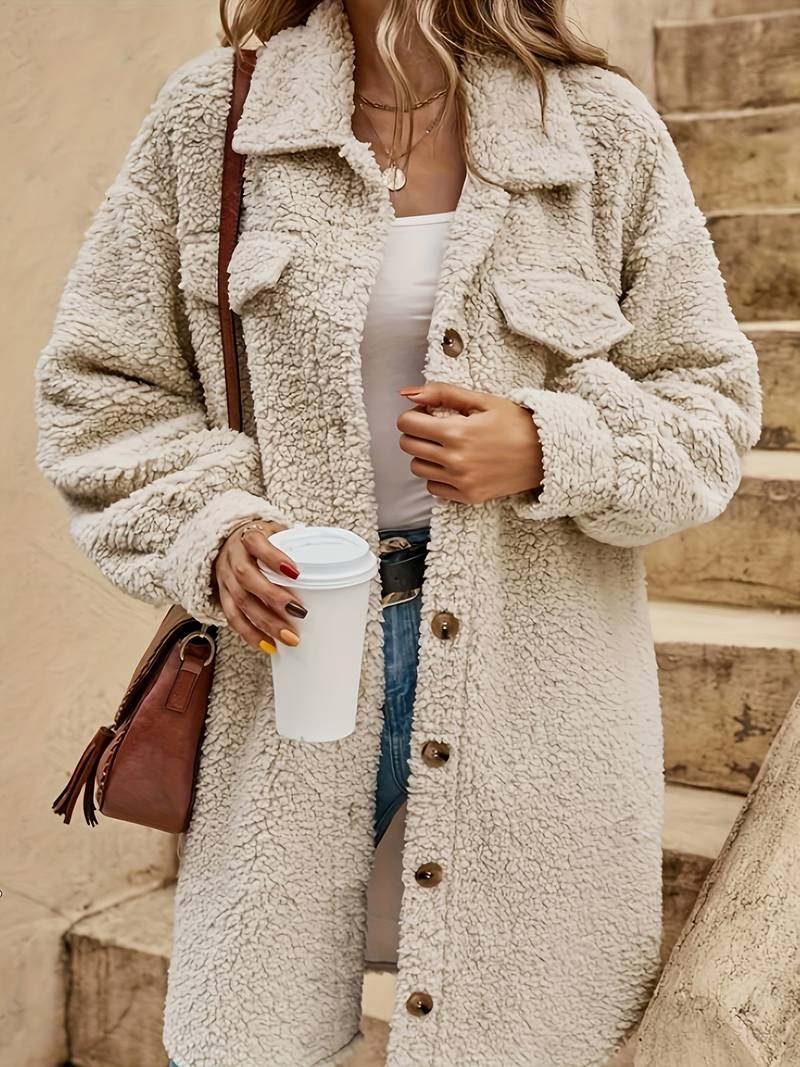 Comfortabele beige oversized overhemdjas voor vrouwen, een veelzijdige lente- en winterjas.