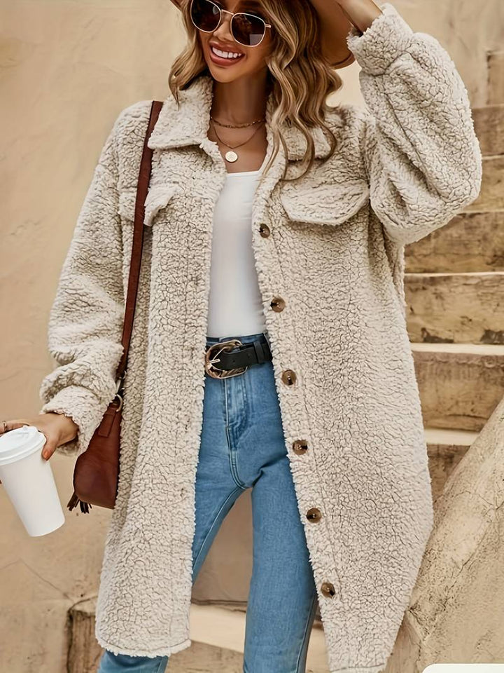 Beige oversized overhemdjas voor dames, trendy en comfortabel, ideaal als winter- of lentejas.