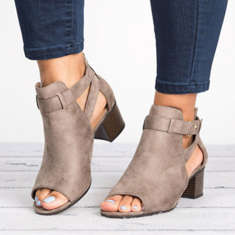 Modieuze peep toe enkellaarsjes met blokhak en gesp, comfortabel en chic.