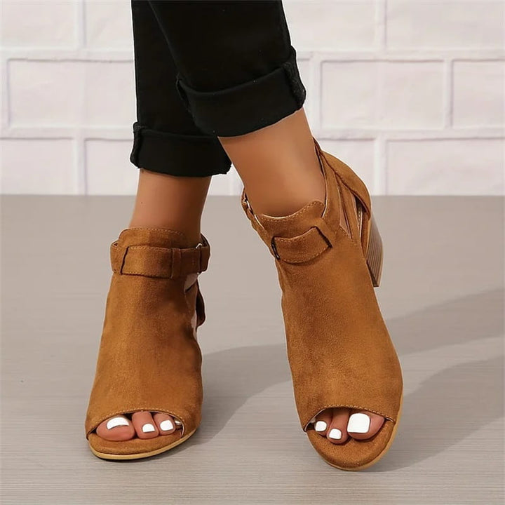Nieuwste dames zomerlaarsjes: peep toe met blokhak, uitgesneden en stijlvol.