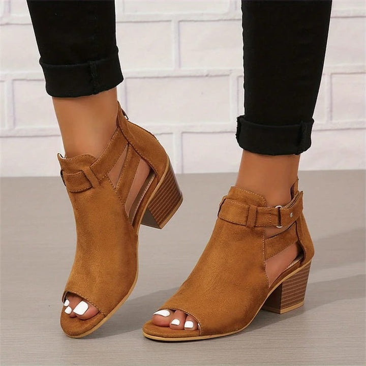 Modieuze dames peep toe enkellaarsjes met blokhak, tijdloos en elegant schoeisel.