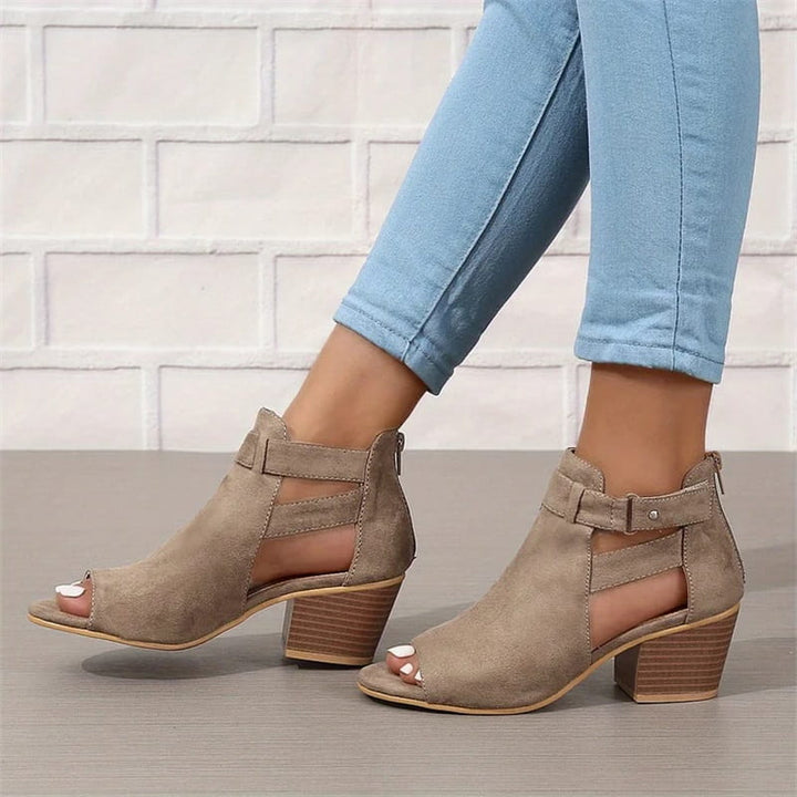 Damesmode peep toe enkellaarsjes met blokhak en uitgesneden details, zomerklaar.