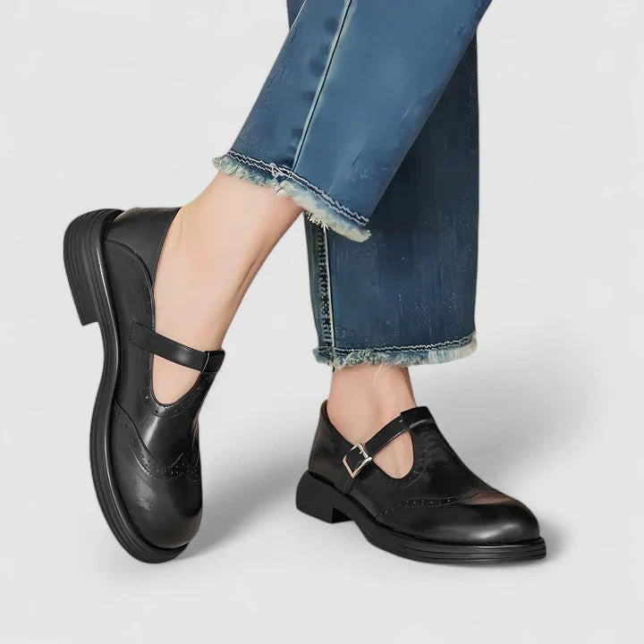 Zwarte dames platform Mary Jane schoenen met elegante hoge hakken. Klassiek en comfortabel voor elke gelegenheid.