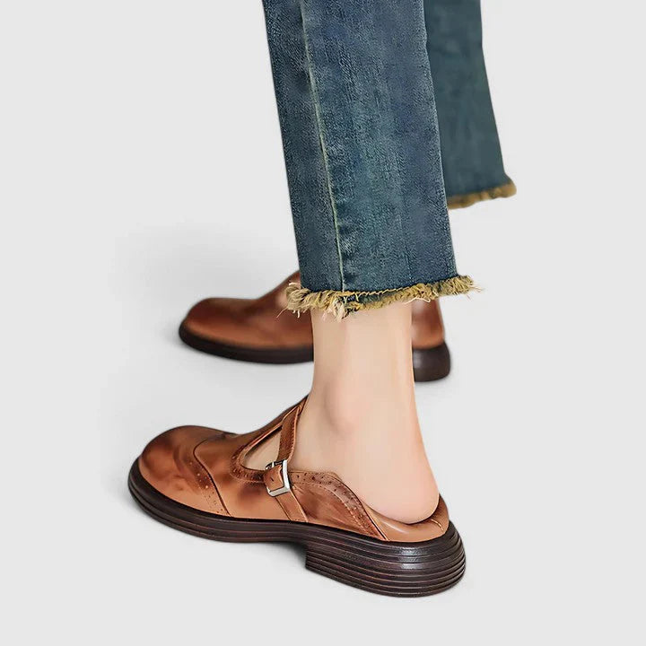 Close-up van de elegante gesp op zwarte dames platform Mary Jane schoenen, met comfortabele blokhakken.