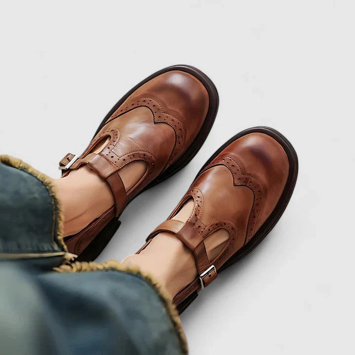 Elegante zwarte Mary Jane hakken met platformzool, perfect voor een klassieke en comfortabele look. Dames schoenen.