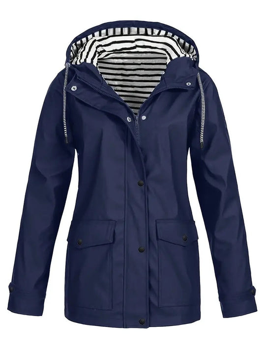 "Dames regenjas met strepenvoering, verstelbare capuchon, waterafstotend in modern marineblauw, perfecte herfststijl."
