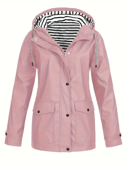 "Dames regenjas met strepenvoering, verstelbare capuchon, waterafstotend in modern marineblauw, perfecte herfststijl."