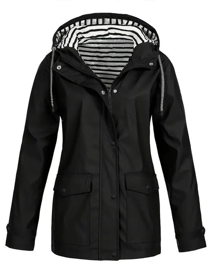 "Dames regenjas met strepenvoering, verstelbare capuchon, waterafstotend in modern marineblauw, perfecte herfststijl."