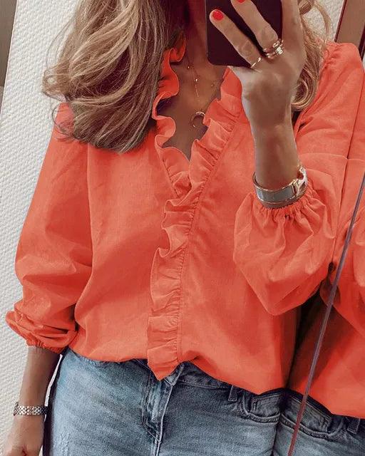 Chique dames blouse met ruche details, V-hals en lange mouwen. Geschikt voor zakelijke en feestelijke outfits.
