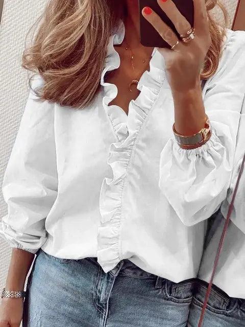 Modieuze lente blouse voor dames met trendy ruches, diepe V-hals en lange mouwen. Ideaal voor warmere dagen.