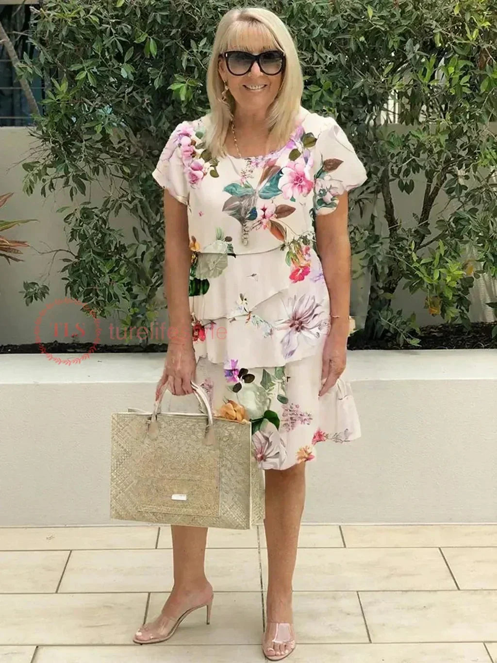 Chique dames mini jurk met gelaagde ruffles en trapeze pasvorm. Veelzijdige korte jurk, zowel elegant als casual.