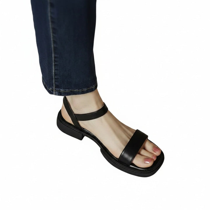 Zwarte dames sandalen met elegante blokhak en verstelbaar enkelbandje. Comfortabel voor zomerse dagen.