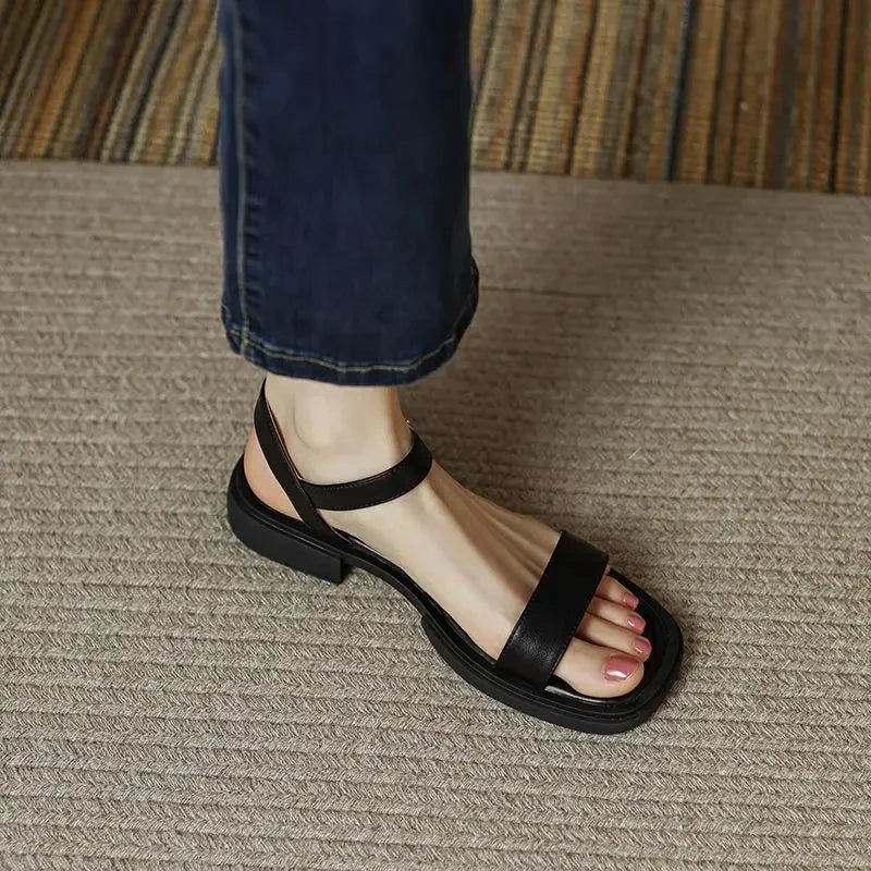 Elegante bruine dames sandalen met stabiele blokhak en chic enkelbandje. Ideaal voor zomer en feestjes.