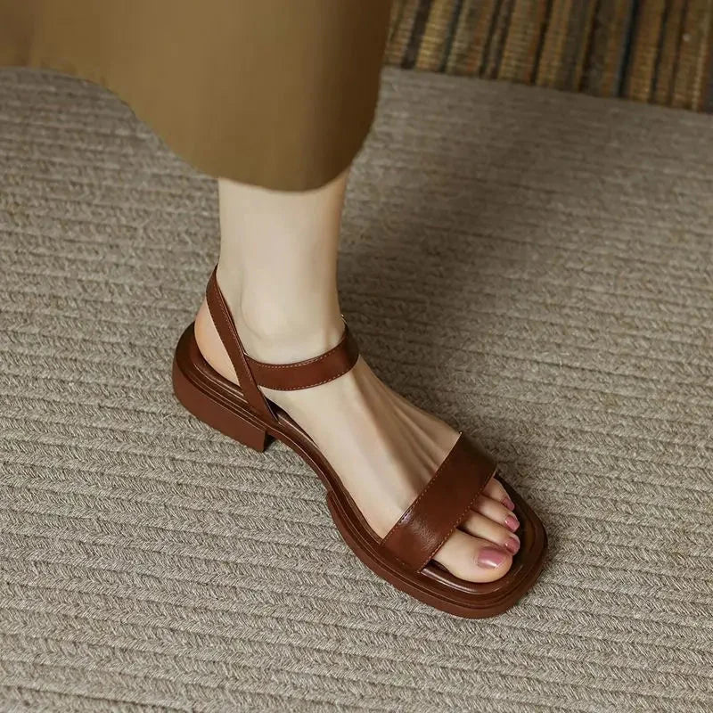 Comfortabele witte dames sandalen met blokhak, enkelbandje en moderne vierkante neus. Zomers & stijlvol.