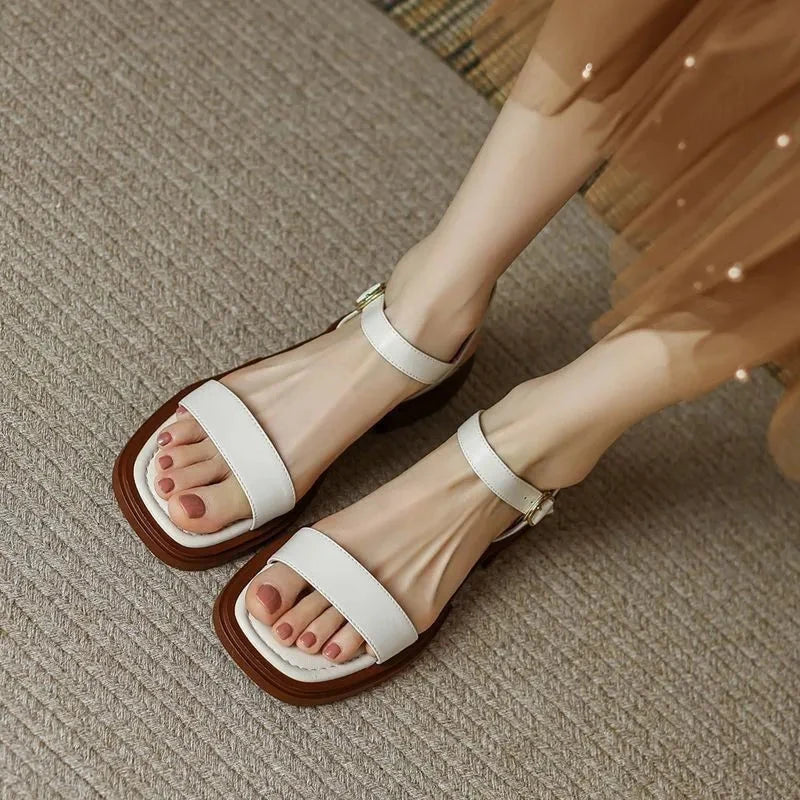 Minimalistische dames sandalen met blokhak en dun enkelbandje, perfect voor een elegante zomerlook.