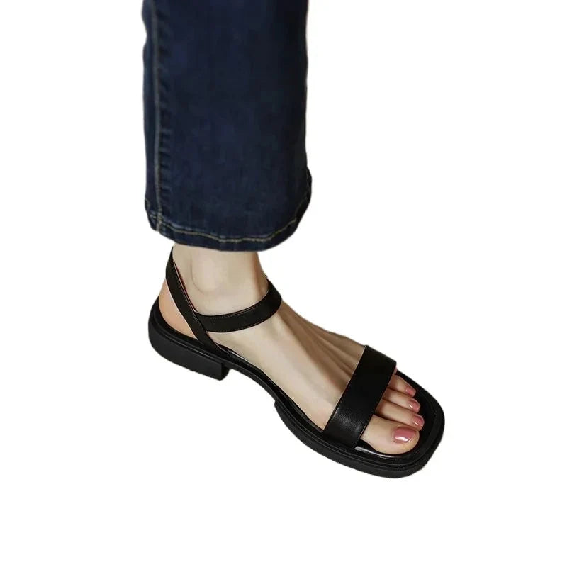 Witte dames sandalen met blokhak, enkelbandje en vierkante neus. Elegant en comfortabel voor zomerse dagen.