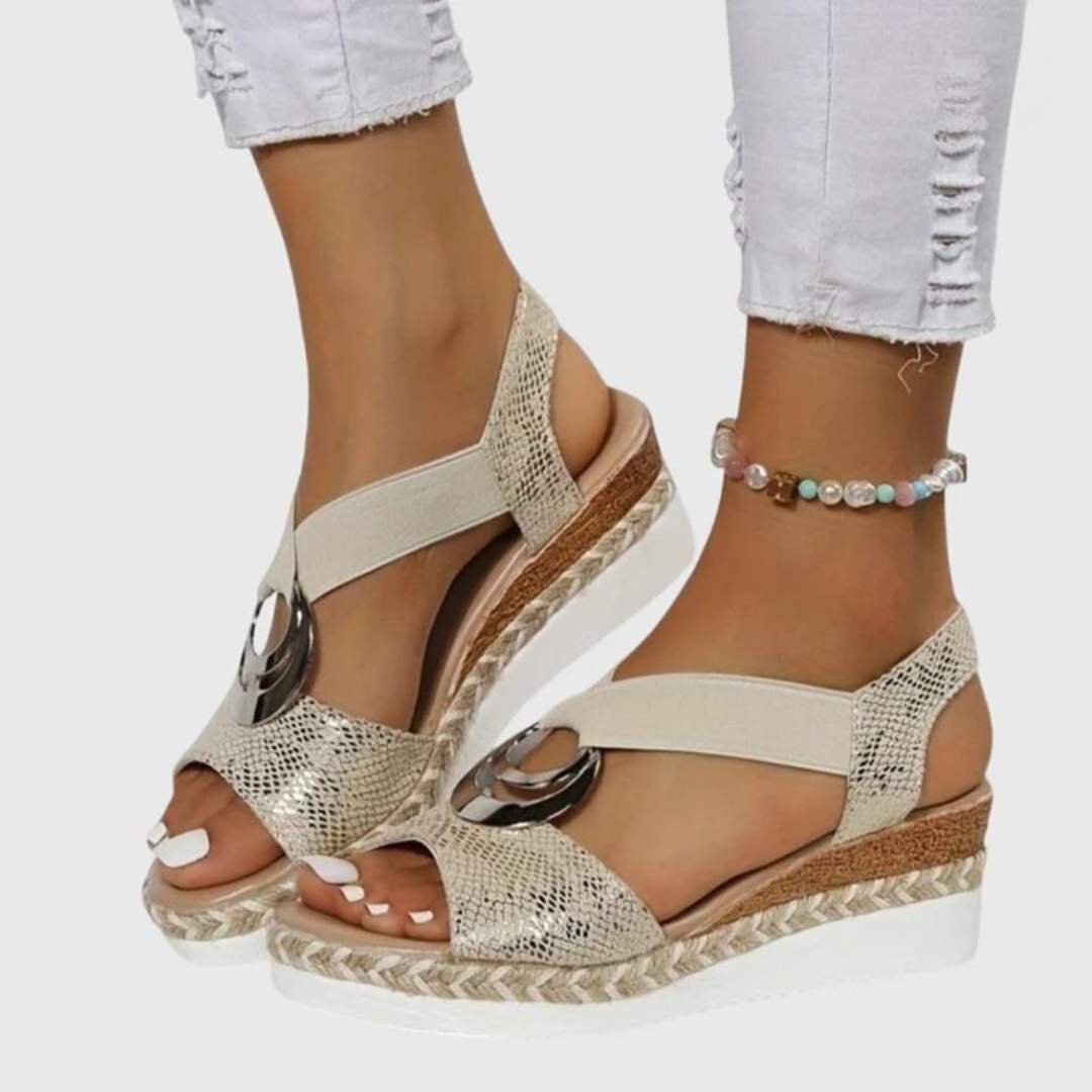 Comfortabele espadrille sleehak sandalen voor dames met flexibele bandjes en open teen.