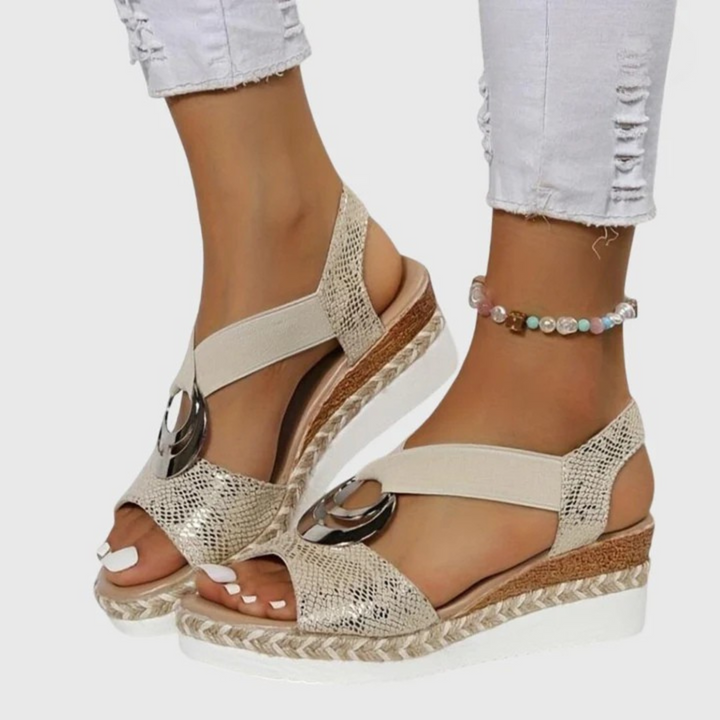 Comfortabele espadrille sleehak sandalen voor dames met flexibele bandjes en open teen.