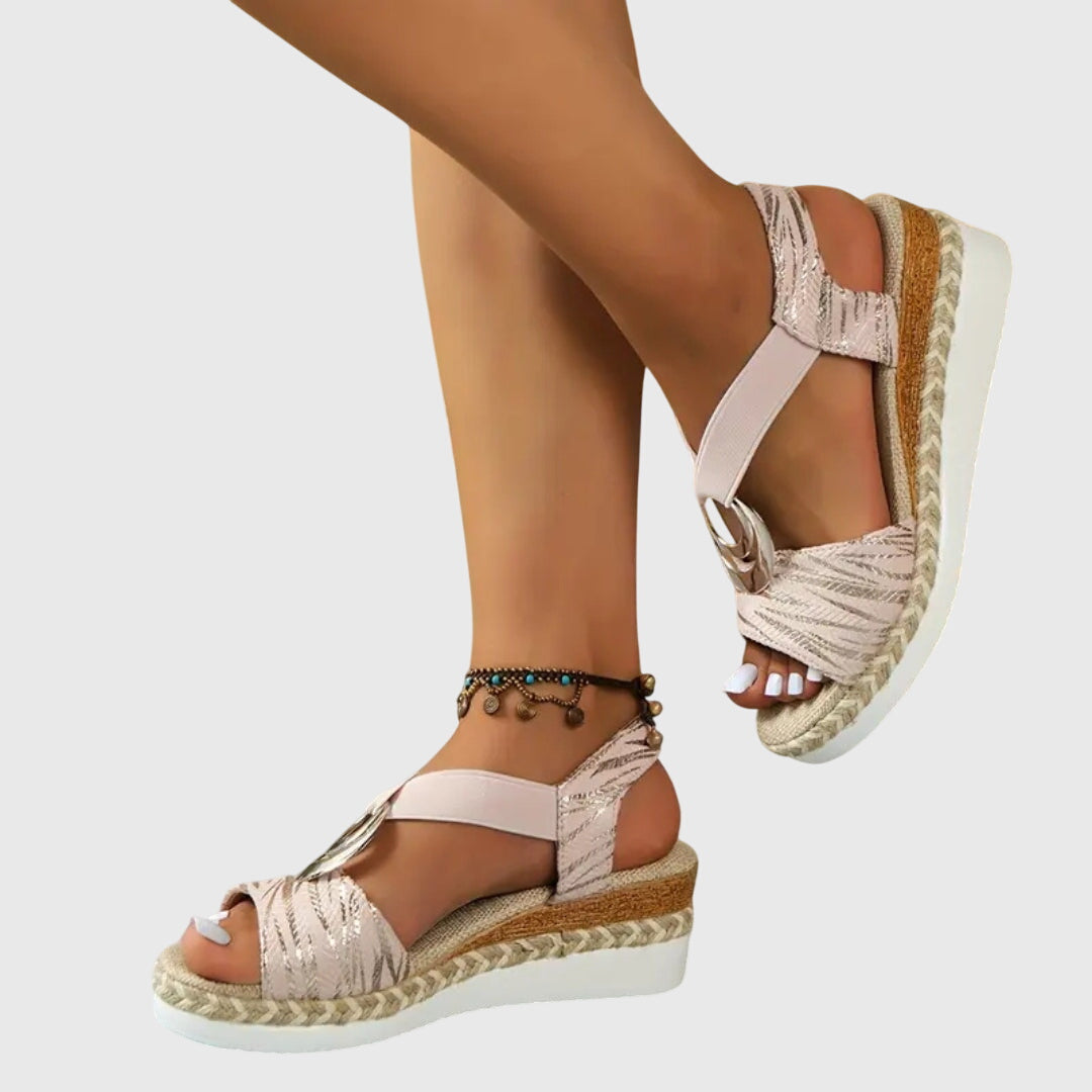 Elegante dames sleehak sandalen met open teen en flexibele bandjes, perfect voor casual zomerstijl.